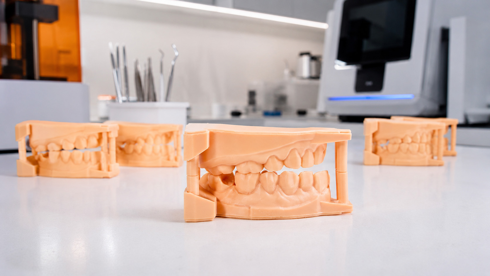 Resin-printed upper and lower orthodontic working models arranged in a digital dental laboratory