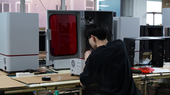 Yidimu dental 3D printer undergoing equipment inspection before shipment
